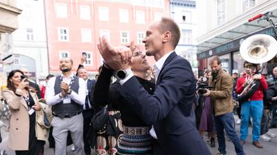 Politik kann so einfach sein: Anzengruber wiegt sich mit Ehefrau Valentina im Glück