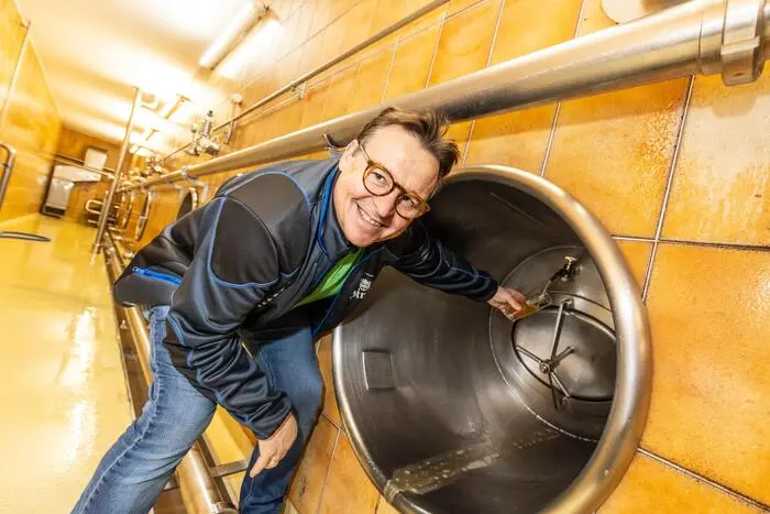 „Wir verwenden nur das beste Bergquellwasser und sorgfältig ausgewählte Gerste aus der Region, um sicherzustellen, dass unser Bier authentisch und vollmundig ist“, so Braumeister Raimund Linzer.