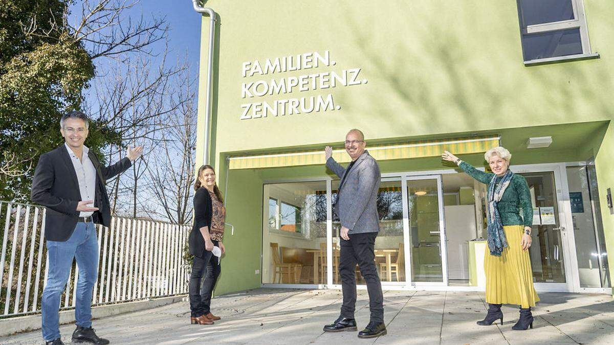 Stolz auf das neue &quot;Familien.Kompetenz.Zentrum&quot;: Jugend- und Familienstadtrat Kurt Hohensinner, Sabine Wirnsberger (Institut für Familienförderung), Gerald Friedrich, Ingrid Krammer (beide Amt für Jugend und Familie) 