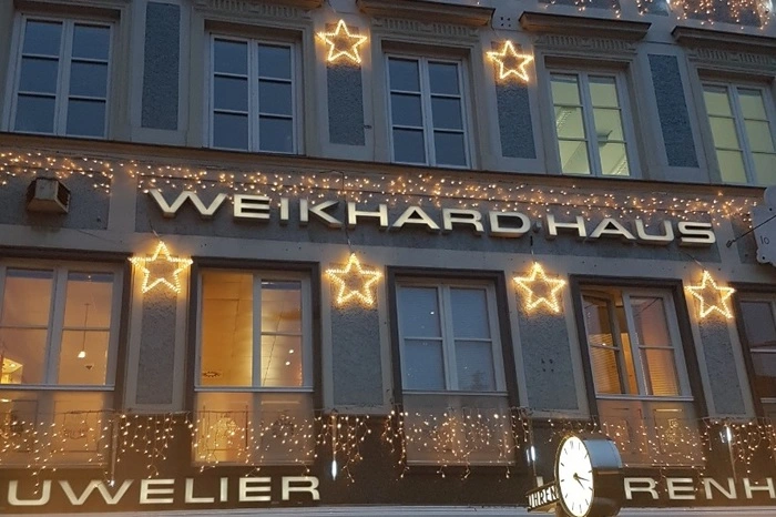 . . . die Weikhard-Fassade am Hauptplatz funkelt und glitzert.