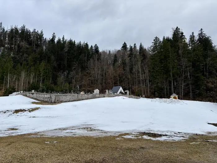 Der Friedhof unterhalb der Wallfahrtskirche Maria Kumitz in der Marktgemeinde Bad Mitterndorf