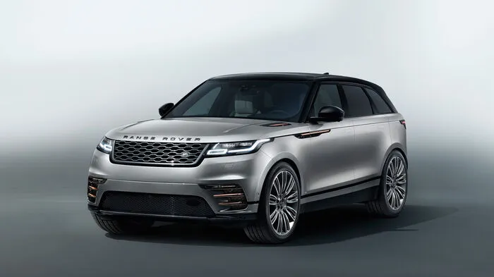 Der Velar erweitert als viertes Modell das Angebot und positioniert sich im Portfolio zwischen Evoque und Range Rover Sport. Mit seinen 22-Zoll-Rädern legt das SUV einen eindrucksvollen Auftritt hin.