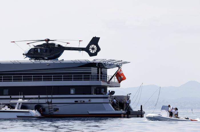 Jeff Bezos und seine Freundin Lauren Sanchez urlauben derzeit auf seiner Yacht Koru mit Begleityacht Abeona in Cannes. D