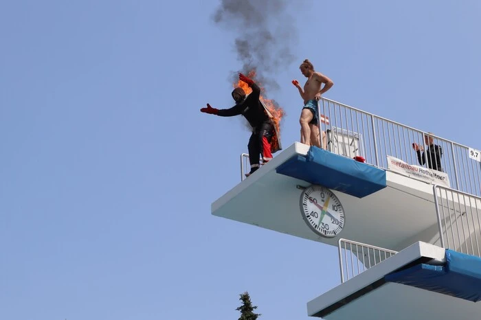 Aus zehn Metern Höhe stürzten sich rund 20 Freestyle-Turmspringer der "insanemoveproduction" in die Tiefe – einer der Organisatoren sogar brennend  