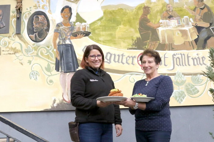 Da dieser heuer coronabedingt abgesagt werden musste, veranstalten die Wirtinnen Sabrina Pappler und Karoline Haberl (von links) ihre eigene Wiesn.