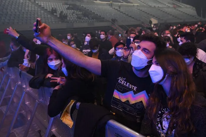  Der Auftritt der Indie Popband Love of Lesbians in der für bis zu 24.000 Gäste ausgelegten Mehrzweckhalle "Palau de Sant Jordi" hatte Pilotcharakter und war offiziell genehmigt. 