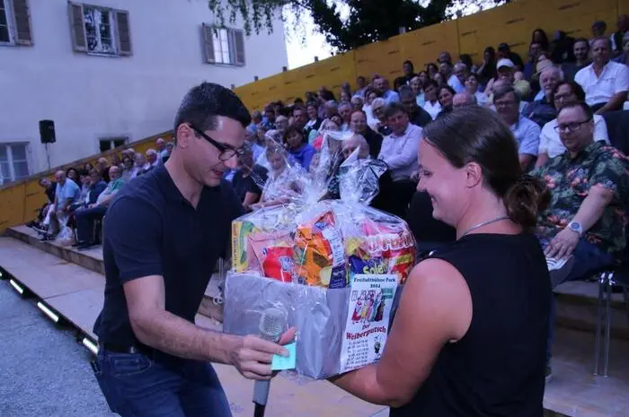 Zahlreiche Preise konnte man bei einer Verlosung gewinnen, für jeden Gewinner spendeten die vielen Besucher auf der voll besetzten Tribüne im Pfarrhofgarten Applaus.