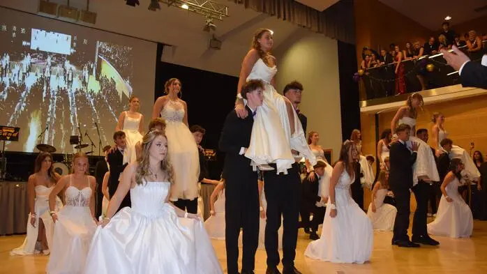 Die Maturantinnen und Maturanten des Gymnasium Kapfenbergs feierten am Freitag ihren Maturaball.