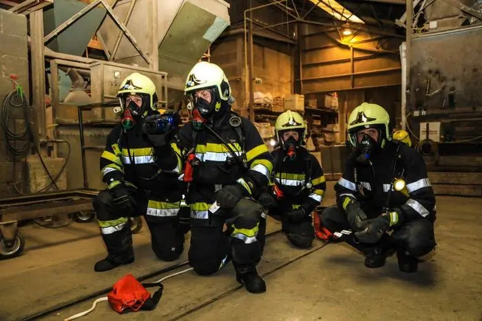 Beim zweiten Einsatz war das Arbeiten mit technischen Geräten wie Schere und Spreitzer gefragt: Schaulustige verursachten einen schweren Verkehrsunfall mit eingeklemmter Person.