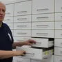 Arzt Peter Molterer atmet auf: Am Mittwoch wird die Hausapotheke in seiner Praxis von einem Großhändler endlich mit Medikamenten befüllt