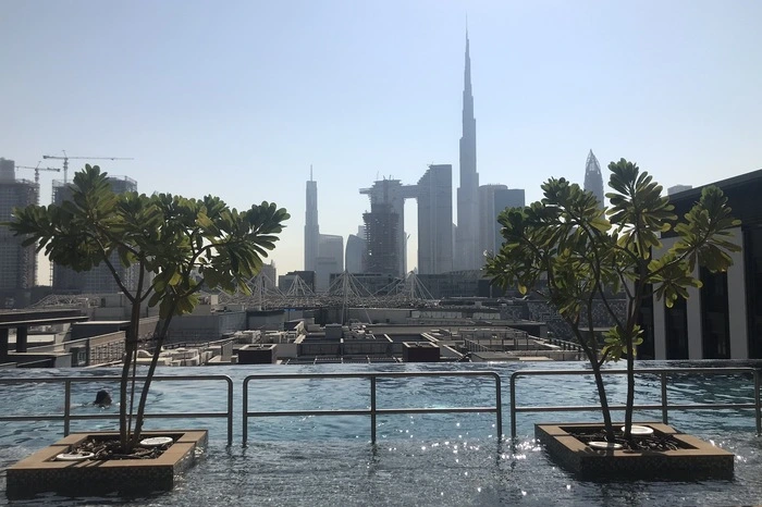 Zurück auf dem Boden lädt die neue Fußgängerzone Citywalk gleich in der Nähe zu einem Spaziergang ein. Tipp zum Wohnen: Das La Ville Hotel City Walk mit seinen großzügigen Zimmern und Apartments. Alternativ kann man auch die Roof Top Bar des Hotels besuchen. Nicht ganz so hoch, aber mit traumhaftem Blick auf den Burj Khalifa.