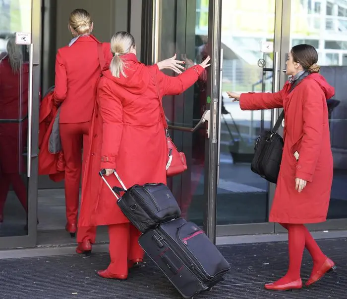 ABD0068_20240314 - SCHWECHAT - ÖSTERREICH: ++ THEMENBILD ++ Mitarbeiterinnen der Austrian Airlines AG (AUA) vor Beginn einer einer Betriebsversammlung des Betriebsrats Bord am Donnerstag, 14. März 2024, in Schwechat. - FOTO: APA/ROBERT JAEGER