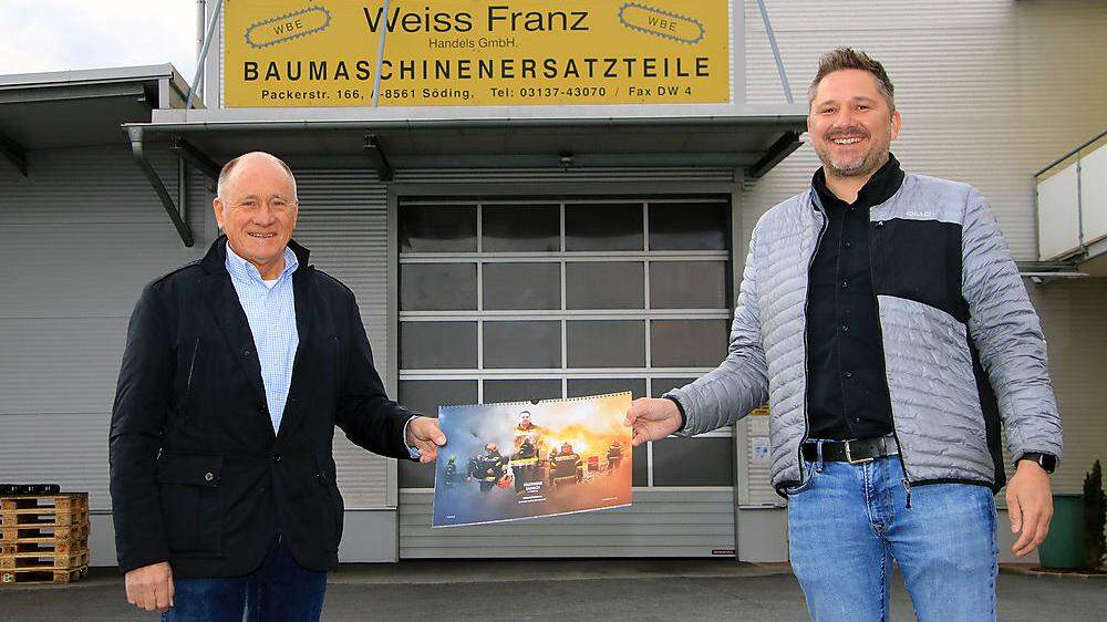 Franz Weiss und Wolfgang Scherz bei der Übergabe von Spende und Kalender