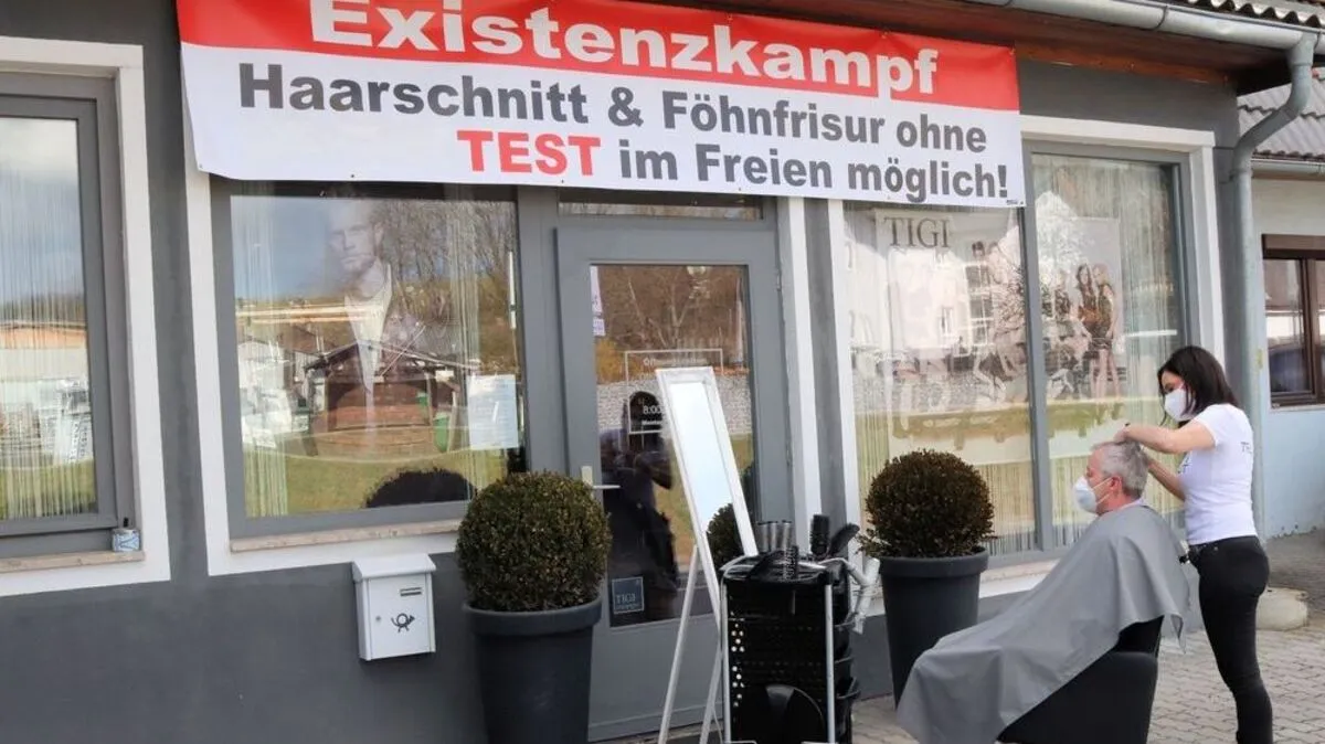 Mit dem Haarschnitt im Freien will Frisörin Gerti Köncz auf die prekäre Situation ihrer Branche aufmerksam machen
