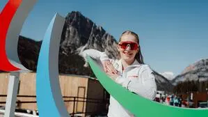Mit rot-weiß-rot lackierten Nägeln will Elina Stary in Cortina aufs Podest rasen