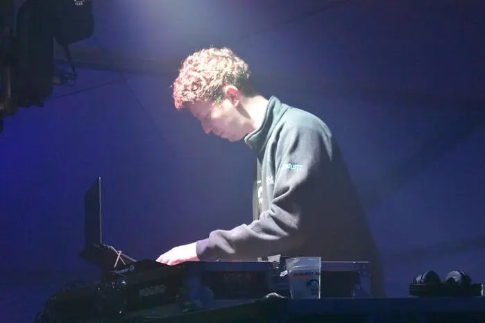 Um 23 Uhr war die Warm-Up-Phase vorbei und es ging richtig rund: „Jetzt alle die Hände hoch!“, rief DJ Chris Mastermind und drehte die Musik lauter.
