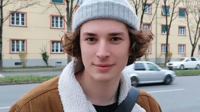 Harald Leitner (21) Bautechniker: Ich achte nun schon etwas mehr auf meine Hygiene, habe auch mehr als sonst eingekauft. Mit dem Zug muss ich trotzdem zur Arbeit fahren, weil ich kein Auto habe. Das stört mich aber nicht. Ich versuche, mich so wenig wie möglich davon im Alltag beeinflussen zu lassen.