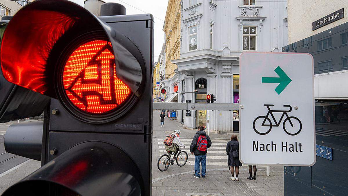 Was z. B. in den Niederlanden bereits seit 30 Jahren gilt, wird auch in Österreich eingeführt: Radfahrer dürfen bei Rot rechts abbiegen 