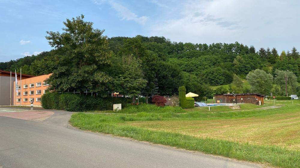Die Gemeinde will drei Grundstücke hinter dem Campingplatz in Bairisch Kölldorf verkaufen 