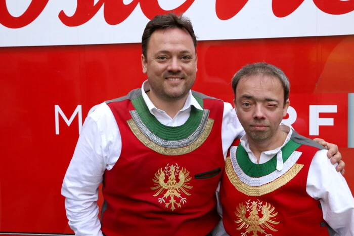 ...unter anderen die Brüder Andreas (links) und Martin Brugger (rechts) von den „Ursprung Buam“... 