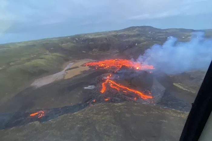 Hubschrauberaufnahmen und Bilder des Rundfunksenders RUV zeigten, dass sich die Lavaströme auf der Reykjanes-Halbinsel auf ein gebirgiges, unbewohntes Gebiet beschränkten.