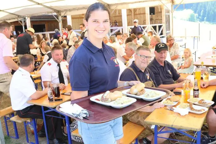 Bei strahlendem Sommerwetter genossen viele Gäste regionale Köstlichkeiten und ein vielfältiges Musikprogramm. Die Familienmusik Leitner, die Zeltschacher Musikanten, die Zeltschacher Volkstanzgruppe, Maximilian & Valentina sowie die Fetzenmusi begeisterten das Publikum und sorgten für beste Unterhaltung. 