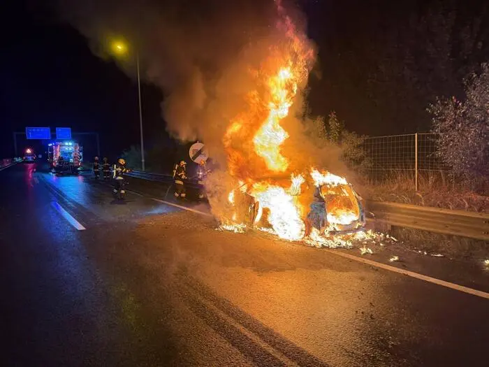 Die Feuerwehren Bruck und Oberaich löschten den Fahrzeugbrand