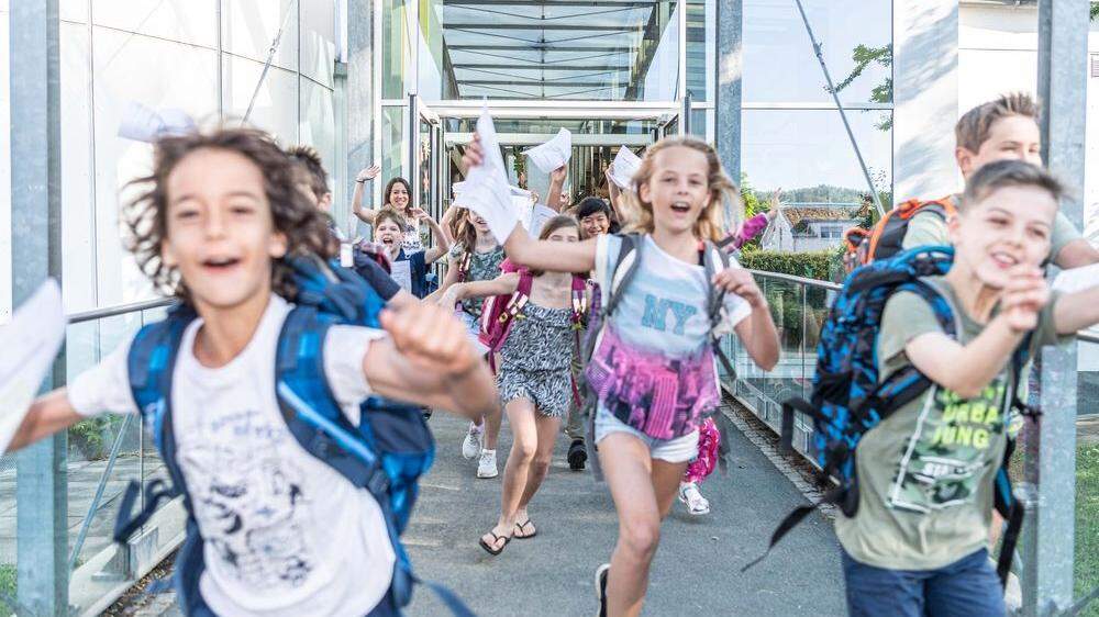 Die Schüler der Volksschule Raaba in Graz können ihre Freude über den Ferienbeginn nicht verbergen