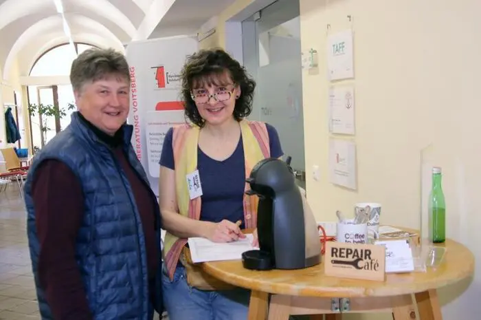 Bei Inanspruchnahme des Dienstes wird um eine freiwillige Spende gebeten.
Zusätzlich werden auch Kaffee und Mehlspeisen angeboten, „die Süßspeisen stellt uns Frau Barbara Gressl für das gesamte Jahr zur Verfügung“ bedankt sich Spari.