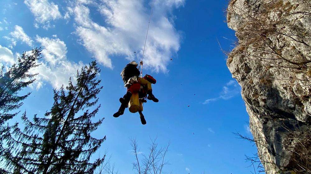 Die Bergrettung brachte den verletzten Kletterer mit dem Hubschrauber ins UKH Graz 