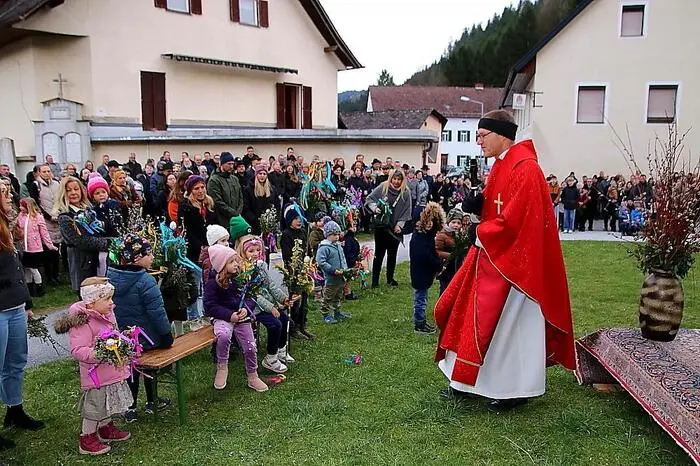 Die Palmweihe nahm Pfarrer Winfried Lembacher vor, umrahmt vom Kirchenchor und der Blasmusikkapelle Kainachtal.