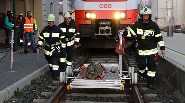 Die Feldkirchner Feuerwehren übten am Bahnhof den Ernstfall