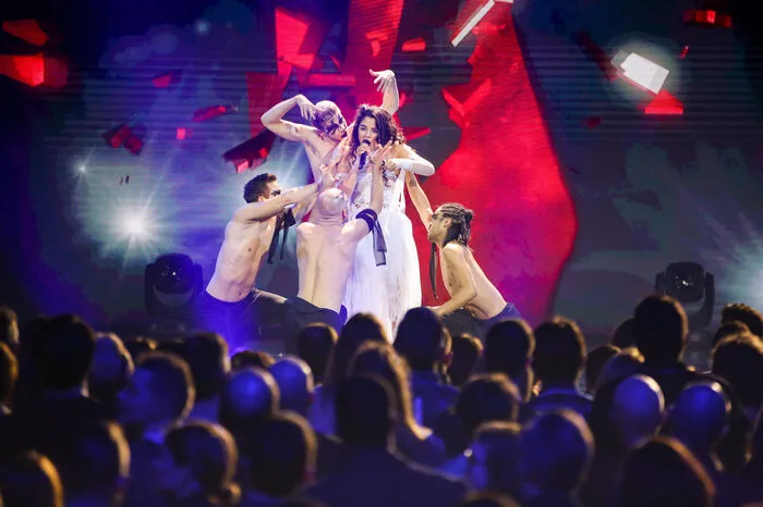 Fast hätte sie es mit ihrem Song „I’ll Be Around (Bounce)“ geschafft, im Zielsprint scheiterte die 17-jährige Elly V jedoch an Kontrahentin Zoe (19). Conchita war trotzdem begeistert: "Der Song haut beim ersten Mal rein. 17 Jahre und diese Stimme!" 