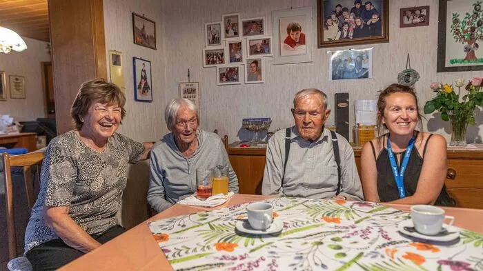 Mit ihren Töchtern Elfriede (links) und Ulrike (rechts)
