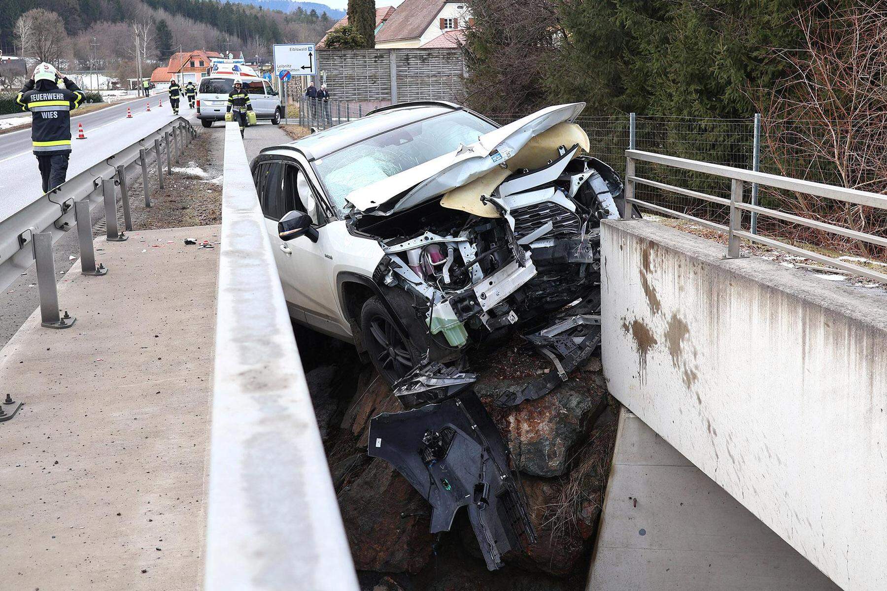 Wies | Unfall-Pkw blieb zwischen zwei Brücken stecken