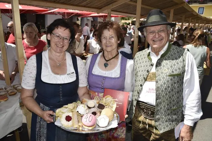 Wie Hauptorganisatorin Brigitte Notter (l.) betonte, steckt wochenlange intensive Vorbereitung dahinter, verwöhnt doch das Team der „Krapfenköchinnen“ heuer die Gäste mit 12000 frischen Krapfen in 54 verschiedenen Sorten