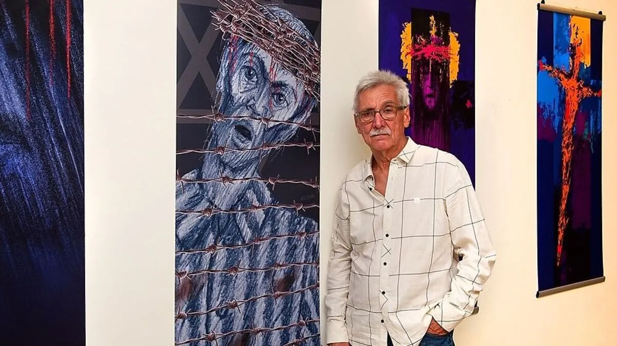 Hans Gerhard Kalian vor seinen Arbeiten in Tainach	