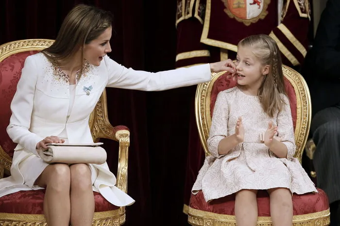 Letizia und ihre Tochter Prinzessin Leonor von Spanien während der Proklamation des neuen Königs Felipe VI im Unterhaus des Parlaments in Madrid.
