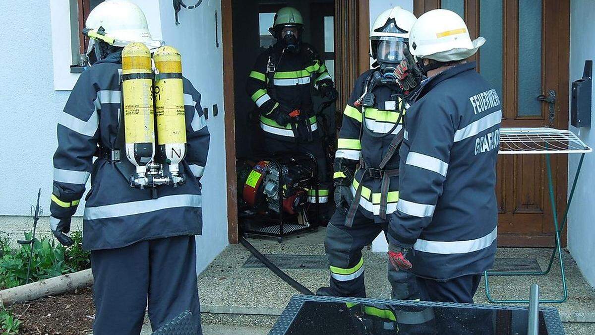 Die Feuerwehrleute trugen Atemschutzmasken