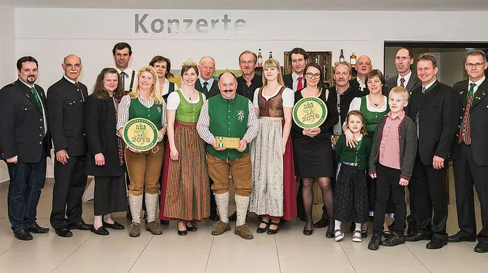 Die Landessieger – Maria und Franz Semlitsch (4. bzw. 6. von links vorne), Eveline und Josef Nestelberger (8. von links vorne bzw. 5.v.l. hinten), Gottfried Trummer (4.v.r. hinten) – mit Sortensiegern aus dem Bezirk und Ehrengästen 