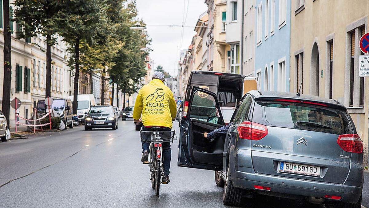 Gefahr Dooring: Immer wieder krachen Radfahrer in abrupt geöffnete Autotüren