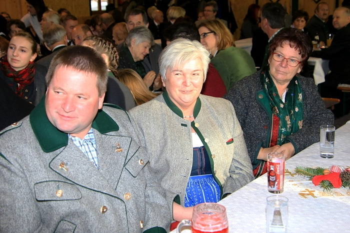 Die Segnung der Tracht nahm Pfarrer Wladyslaw Zdeb in der „Halle für Alle“ vor.