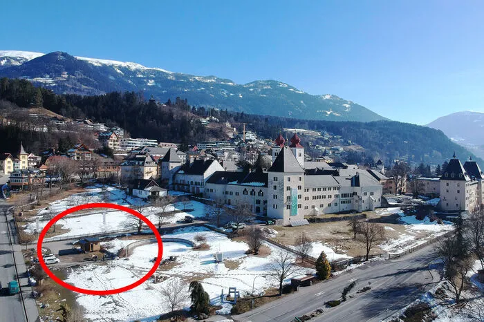 In der Stiftswiese wurde der fahrbare Untersatz, der von den Brüdern Glabischnig in einem halben Jahr zusammengezimmert wurde, bis Juni aufgestellt und wandert dann wieder ein paar hundert Höhenmeter rauf, um im Sommer vor dem alten Gasthaus "Zur schönen Aussicht" zu stehen.