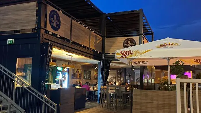 Ein Steakhaus in Holzoptik bei Nacht.