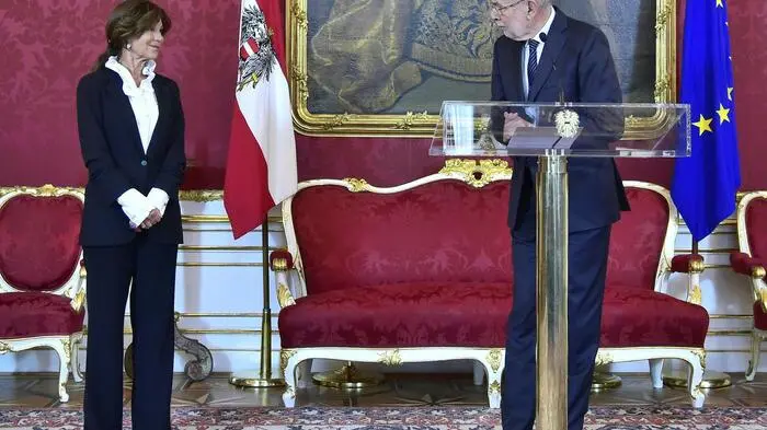 "Sie wird wieder die Erste sein, nämlich die erste Bundeskanzlerin der Republik Österreich." - Bundespräsident Alexander Van der Bellen beauftragt VfGH-Präsidentin Brigitte Bierlein mit der Regierungsbildung. "Richter sind ja üblicherweise selten um Worte verlegen. Ich muss gestehen, das war für mich zu diesem Zeitpunkt doch ein wenig anders." - Bierlein musste zunächst um Worte ringen. "Sie ist quasi das Betriebssystem unserer Demokratie." - Bundespräsident Alexander Van der Bellen erklärt der Jugend die Bundesverfassung.