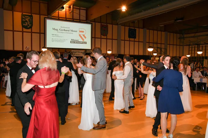 Nach der Polonaise sorgte im Ballsaal "Hubert Dreier und Hello Again" dafür, dass die WM-Halle in Murau lebendig wurde