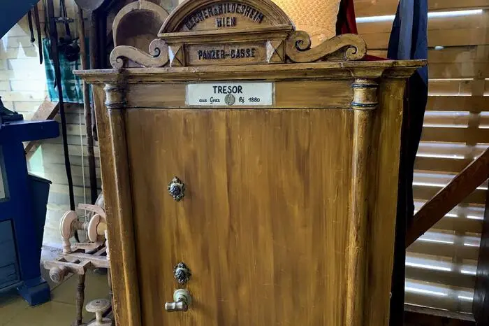 Weil nicht alle Sammlerstücke am neuen Standort einen Platz fanden, lud der passionierte Restaurator im Rahmen eines zweitägigen „Museums-Flohmarktes“ Interessierte und Sammler ein, um originelle Einzelstücke und Raritäten zu erwerben. 