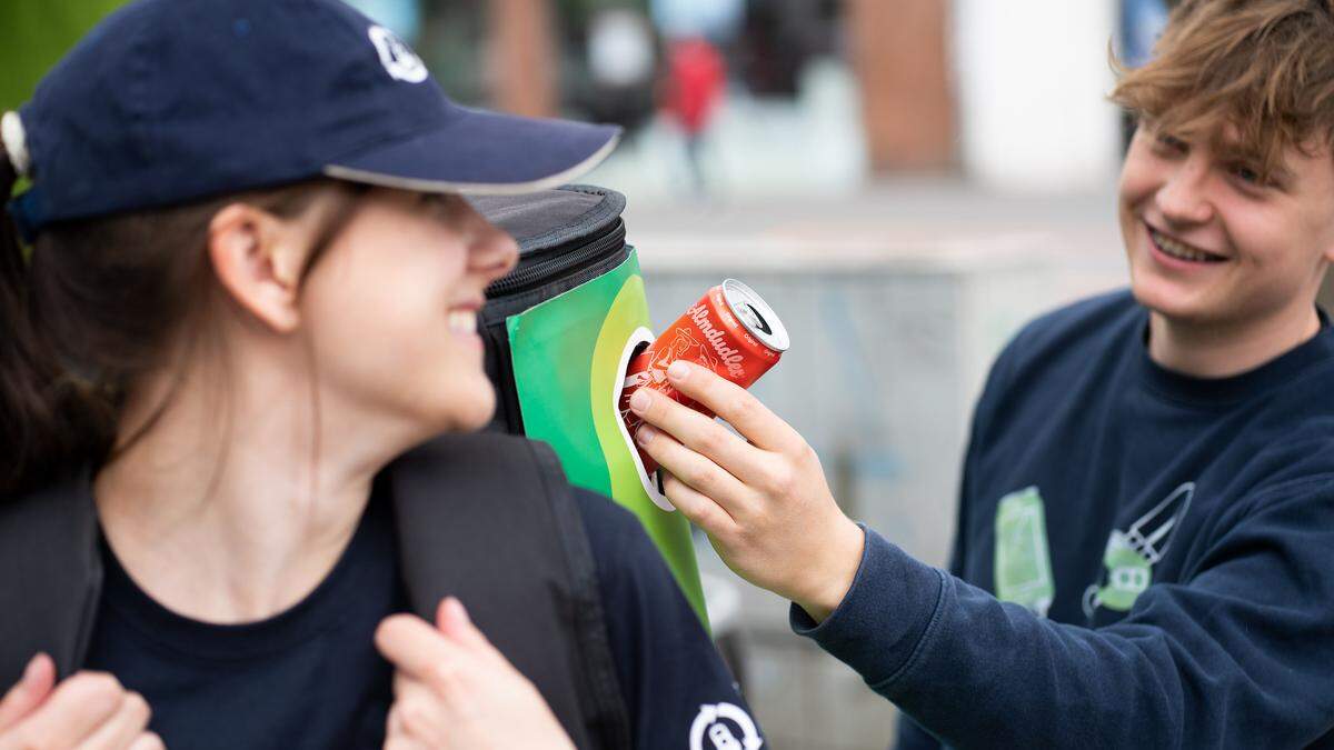 Leere Dosen werden beim Dolomitenmann gesammelt 