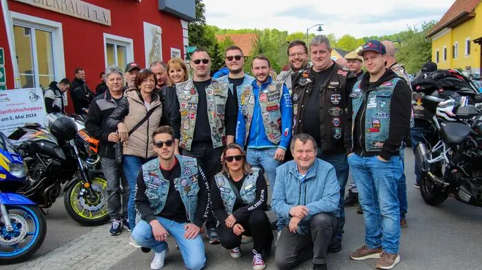 Veranstalter der Motorradsegnung sind die Mitglieder des MRC Streetfighter - hier mit Pfarrer Toberer (sitzend rechts)