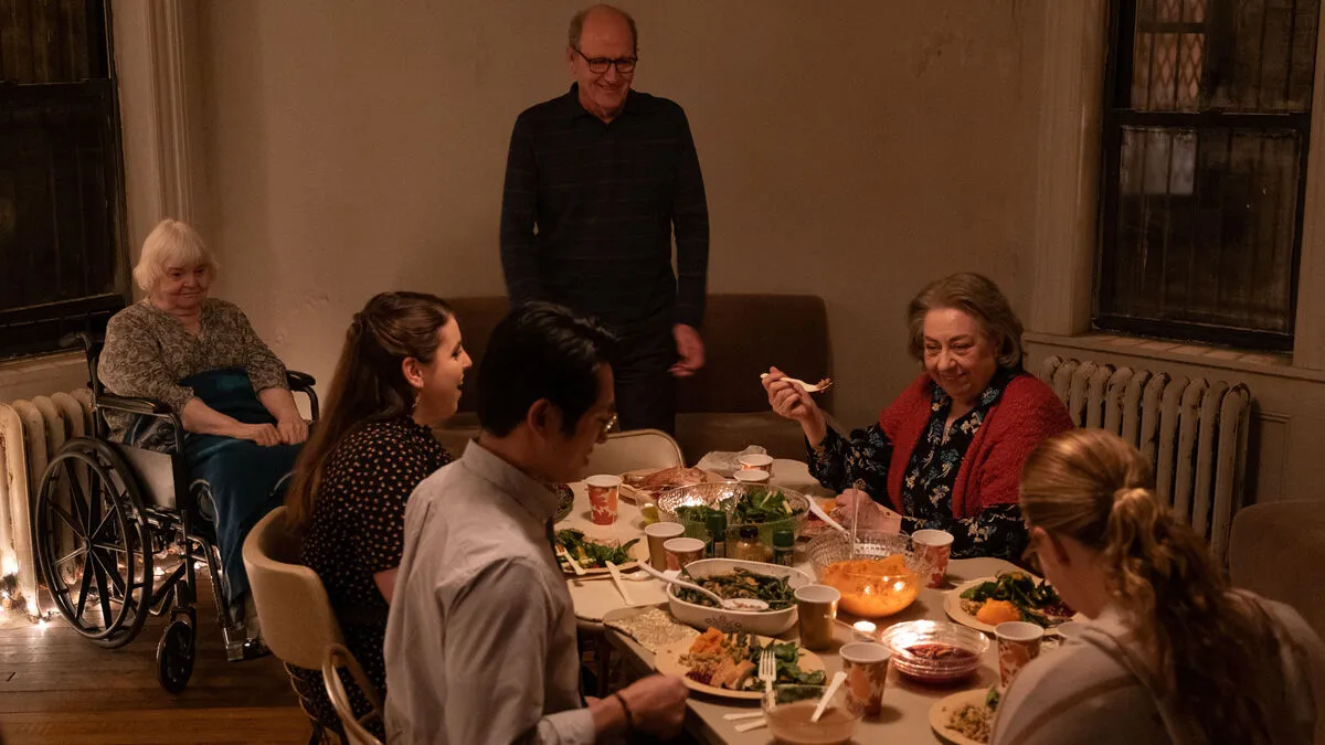 Mit Starbesetzung (u.a: Beanie Feldstein, Steven Yeun, Richard Jenkins, Amy Schumer) erzählt die Bühnenverfilmung von einer familiären Zusammenkunft an Thanksgiving
